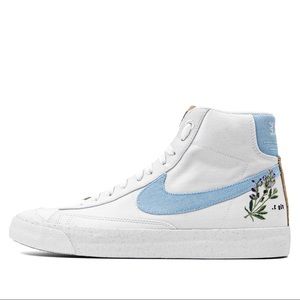 Nike white and blue women’s blazer mid 77 SE 'Indigo' in size 8.5